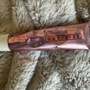 One/Size secure the sweat primer